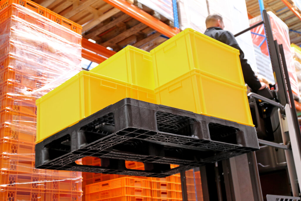 Euroboxen auf Palette werden mit Gabelstapler bewegt
